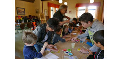 Vorschulkinder in der „Galerie“ von Stadtpfarrer Kowal (Foto: Karl-Franz Thiede)